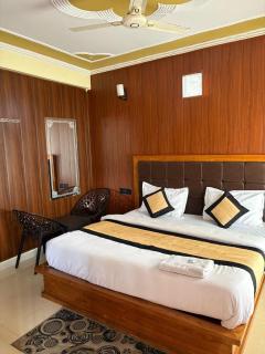 THE Grahil Hotel & Restaurant !Awarded Hotel ! BALCONY ROOMS With BEST Valley View Roof top Cafe ! Near JW Marriott Mussoorie - Mussoorie - 5