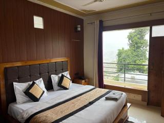 THE Grahil Hotel & Restaurant !Awarded Hotel ! BALCONY ROOMS With BEST Valley View Roof top Cafe ! Near JW Marriott Mussoorie - Mussoorie - 3