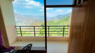 THE Grahil Hotel & Restaurant !Awarded Hotel ! BALCONY ROOMS With BEST Valley View Roof top Cafe ! Near JW Marriott Mussoorie - Mussoorie - 2
