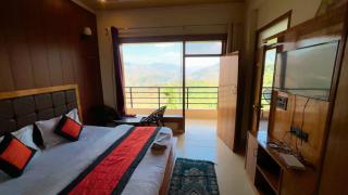THE Grahil Hotel & Restaurant !Awarded Hotel ! BALCONY ROOMS With BEST Valley View Roof top Cafe ! Near JW Marriott Mussoorie - 1