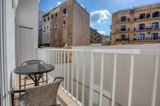 Central Sliema 2BR Stay with private balcony by 360 Estates - Sliema - 8