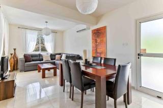 Coral Bay Villa - Sleeps 6 - Pool - Parking - Peyia - 3