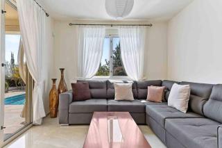 Coral Bay Villa - Sleeps 6 - Pool - Parking - Peyia - 4