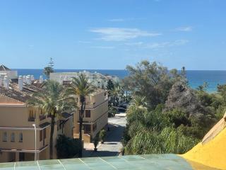 Elviria 2-level Apt Beach-Pool access, fully equipped - 8