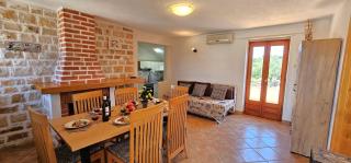 Stone House with Pool, Set in Idillic Countryside - Villa Mir - Postira - 3