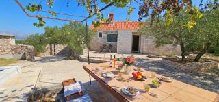 Stone House with Pool, Set in Idillic Countryside - Villa Mir - Postira - 8