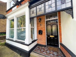 Luxury 1 Bedroom Apartment in Southend w Parking - 3