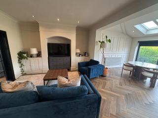 3 Bed home in hale with cinema room - Hale - 0