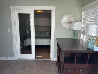 Serene Kerrisdale Retreat, Private Room with Shared Amenities - Vancouver - 2
