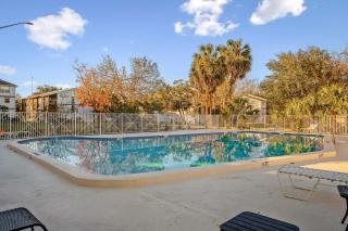 Renovated Modern Industrial Suite 2 BR Condo - Gainesville - 9