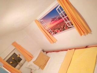 The Hidden Gem, 1 bedroom, 1 living room, 4 beds, Sleeps 5 - 7