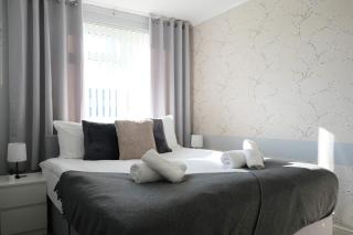 Convenient 4 Bedroom House with Garden in Luton - Luton - 8