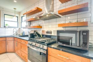 2 Mi to Pleasure Pier Pet-Friendly Gem with Yard - Galveston - 3
