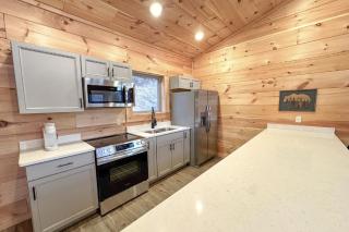 Cascades Escape – Luxury Cabin with Mountain Views, Game Room & Hot Tub - Sevierville - 4