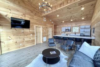 Cascades Escape – Luxury Cabin with Mountain Views, Game Room & Hot Tub - Sevierville - 3