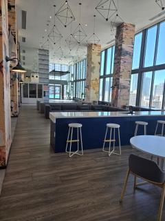 Luxury 2BR High Rise with Pool & Skyline Views - Miami - 6