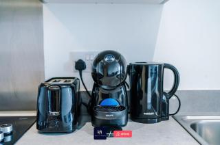 Salford Apartment with Free WiFi, Parking & Ideal for Contractors - 1