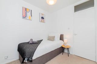 Spacious 4 Bed House w Parking in Milton Keynes - Woolstone - 7