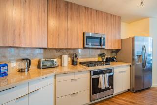 1BR Modern Apartment in DT HighRise with Gym, Parking, Pool and W-D - Phoenix - 8