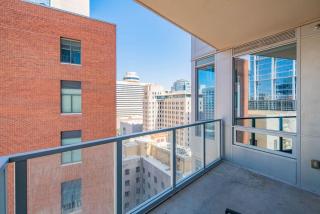 1BR Modern Apartment in DT HighRise with Gym, Parking, Pool and W-D - Phoenix - 2