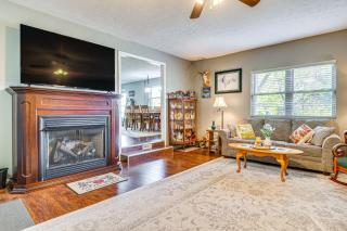 12 Mi to Indianapolis Motor Speedway Home with Deck - Brownsburg - 8