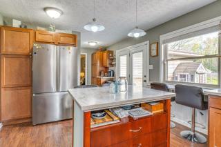 12 Mi to Indianapolis Motor Speedway Home with Deck - Brownsburg - 1