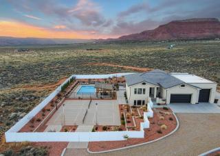 Lux Kanab Home with Pool Hot Tub Pickleball Courts - 4