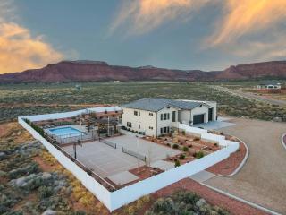 Lux Kanab Home with Pool Hot Tub Pickleball Courts - 8