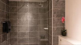 Riverside 3 Bed 2 Bath Apartment- Free Parking - 2