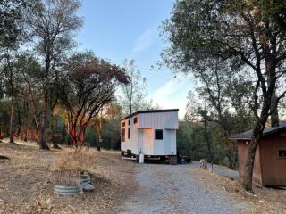 Tiny Home Getaway - - 0