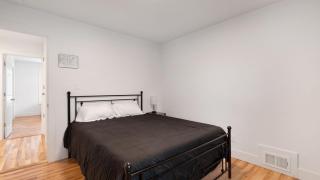Walk to Niagara Falls! Newly Renovated 4 Bedrooms - Niagara Falls - 2