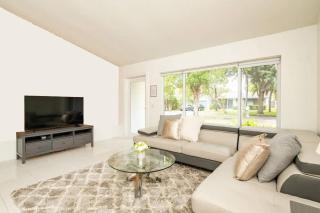 Waterfront 2-Story Villa with Heated Pool - Pembroke Pines - 8