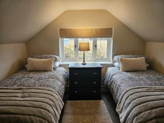 Cosy Cottage in the Cotswolds with Woodburner, Sleeps 4 - Winchcombe - 6