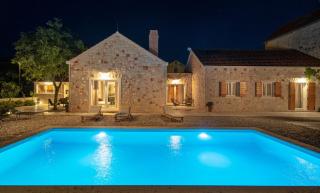 NEW! Stone Villa Olim Civitas with 3 bedrooms, private pool, and sea views - Škrip - 0
