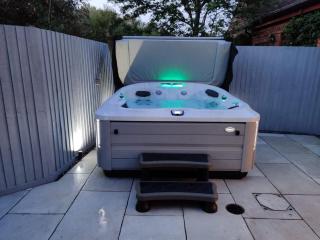 The Cowshed - Luxury Barn with Hot Tub - 5