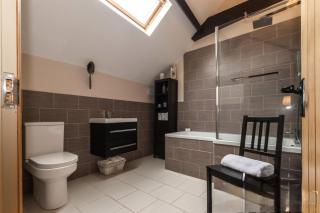The Old Storehouse - Luxury Retreat nr Chippenham with BBQ, Sleeps 12 and Dog-Friendly! - - 4