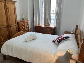 GRAVENEY HOUSE -Sleeps 8 - London Zone 3 - 8