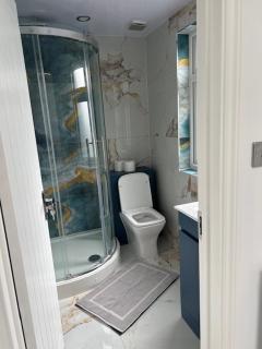 GRAVENEY HOUSE -Sleeps 8 - London Zone 3 - London - 2