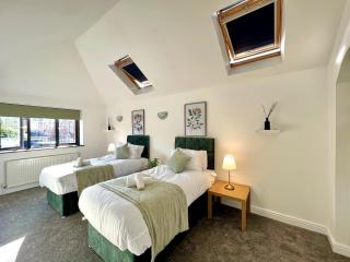 Elegant Family Home in Prestigious Neighborhood - Olton - 9
