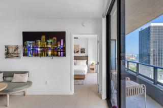 Bright and Breezy 1 Bed Unit With Water and City Views - Miami - 4