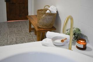 King beds with fireplace and spa bath with Parking and Central location - Hobart - 7