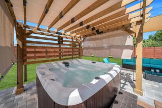 King Bed Hot Tub Pool Table Video Games - 7