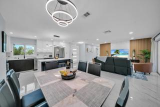 King Bed Hot Tub Pool Table Video Games - Cape Coral - 5