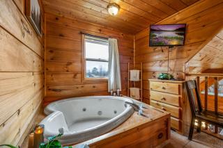 Cozy Gatlinburg Cabin with Hot Tub - Gatlinburg - 3