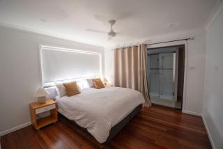 Marina Views - Waterfront and Sleeps 8 People - Buddina - 3