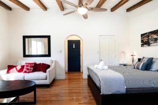 Beverly Hills Studio Retreat with Full Kitchen - Los Angeles - 6