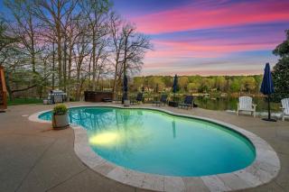 Sleeps 22 Lakefront w Private Dock Pool 2 Houses Lake Living by AvantStay - Lake Norman of Catawba - 3