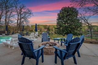 Sleeps 22 Lakefront w Private Dock Pool 2 Houses Lake Living by AvantStay - Lake Norman of Catawba - 4