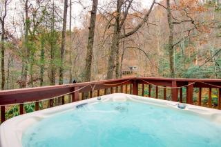 A-Frame with Hot Tub Half Mi to Ober Gatlinburg! - Gatlinburg - 9