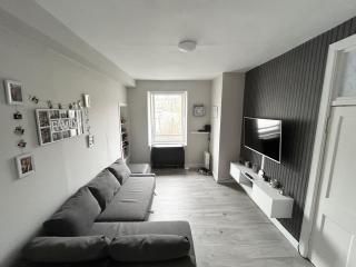 Bright bedroom with king side bed and shared bathroom or whole one bedroom apartment - Édimbourg - 6